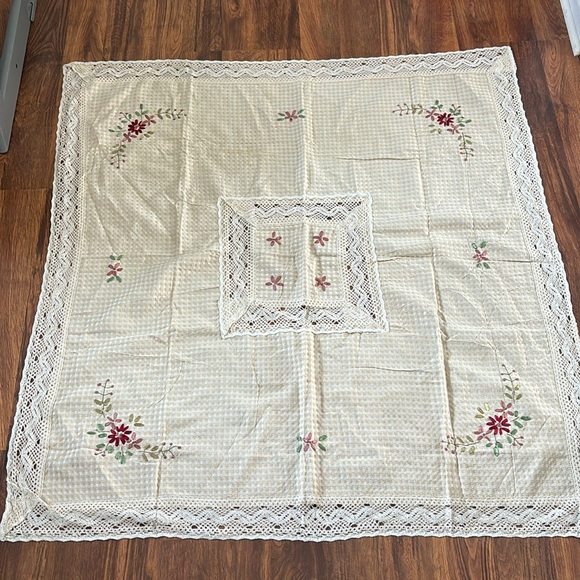 45×45 in traditional Square hand silk-knitted embroidery  tablecloth - Picture 3 of 8